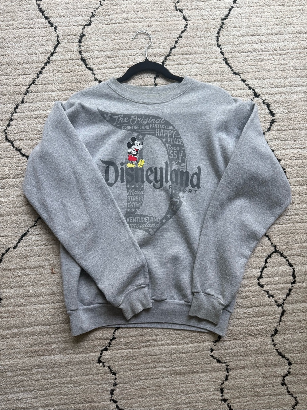 Disney Disneyland Mickey Mouse sweatshirt Mickey Mouse Graphic Sweatshirt Size